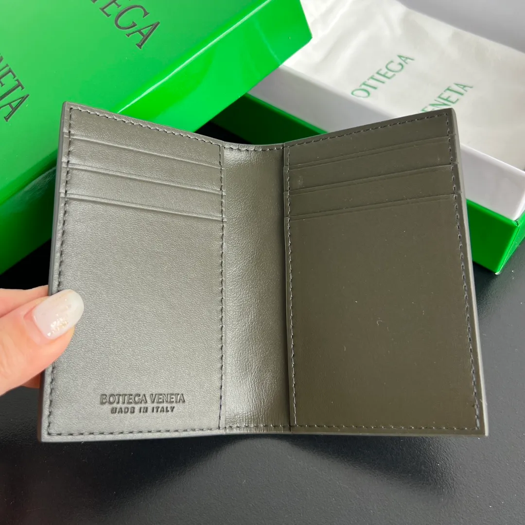B family's new medium plaid card holder, 592619 card holder, is an essential carry-on for all people. The body of the bag is made of cowhide and has a smooth texture. It has 6 card slots. There is also a compartment in the middle to put some money. It is a very lightweight card holder. Nowadays, the bags we carry are getting smaller and smaller. One card holder can satisfy all. There are also many color options. There is always one you like. Size: 11x7.5 p480